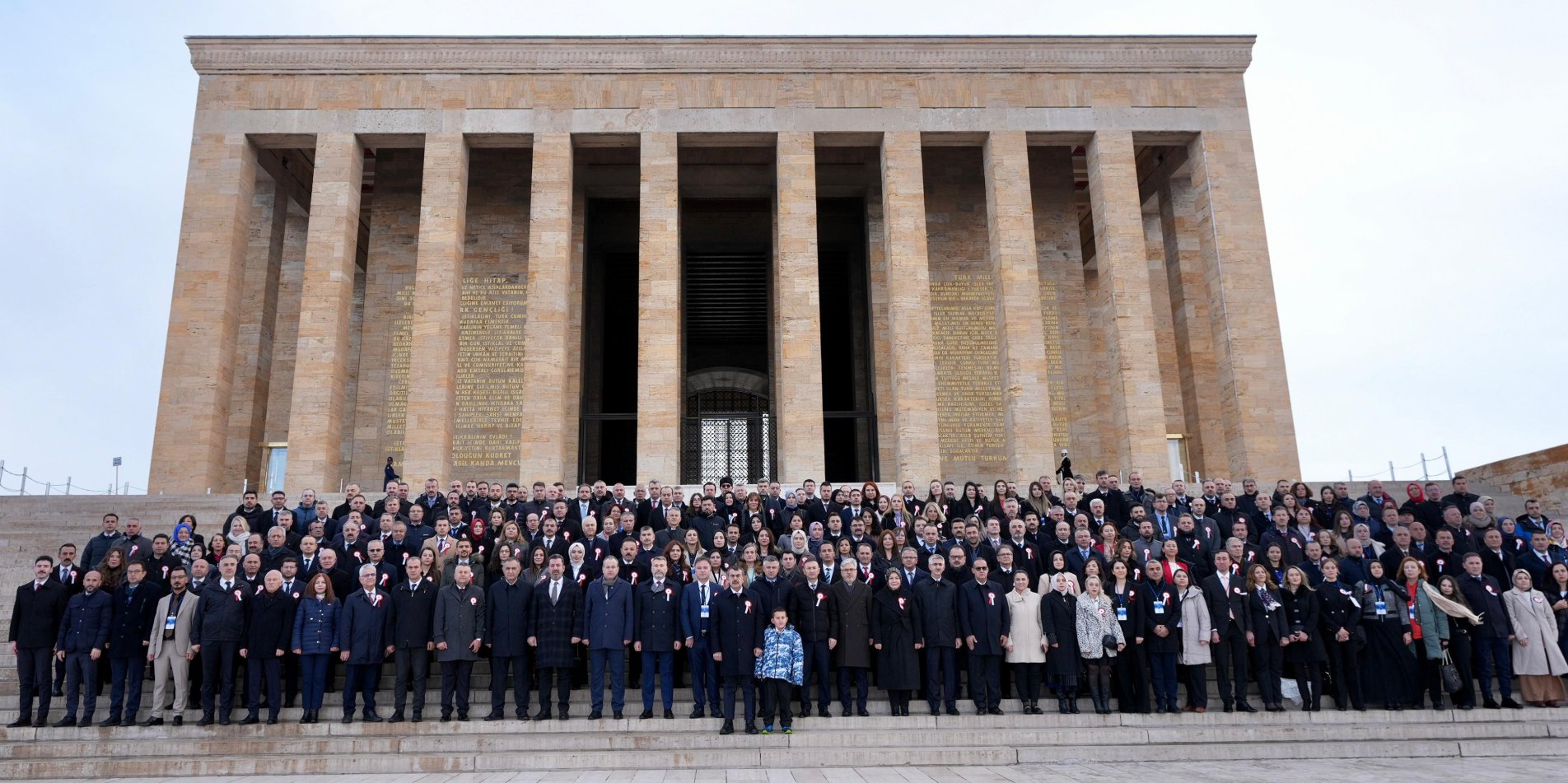 BAKAN TEKİN, ÖĞRETMENLERLE BİRLİKTE ANITKABİR'İ ZİYARET ETTİ